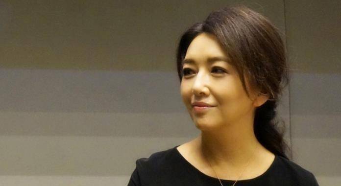 靳东与江珊在一起5年,结婚遭女儿反对,选择二婚李佳现在过得咋样_感情