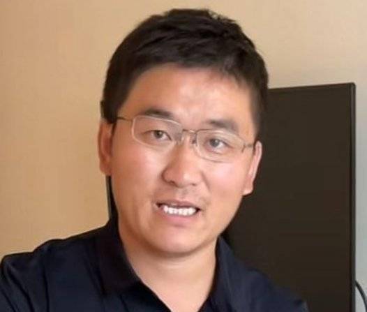 原创网红姜涛吐槽青岛饺子太贵,遭当地市民气愤围堵,闹到出动民警,你