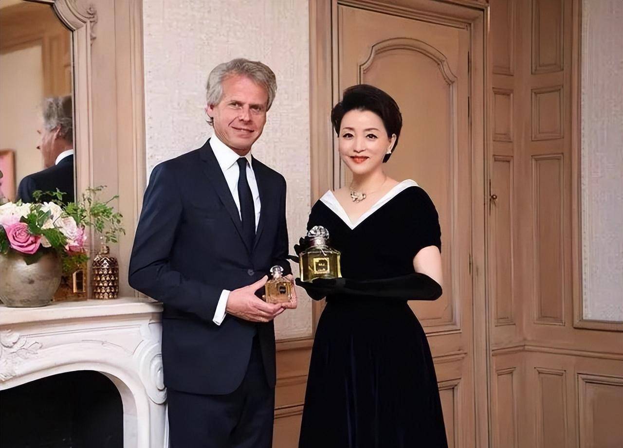 杨澜美到国外去了,54岁穿黑色丝绒裙优雅大气,不愧是前央视一姐_女性