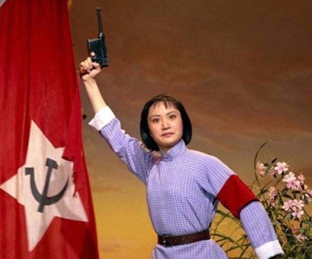 当时李丽芳主演的《杜鹃山》都要拍摄电影了,后调入《海港》剧组_版本