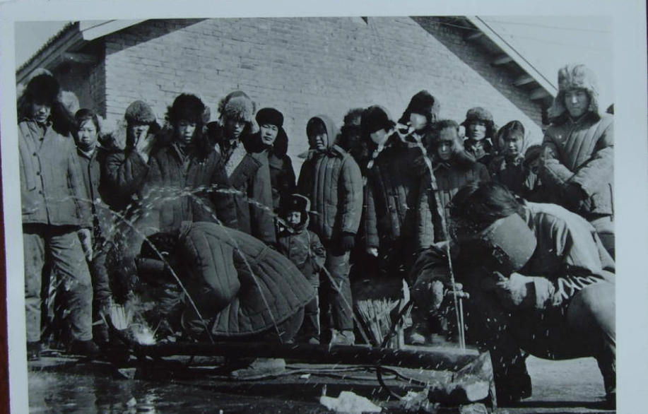 老照片:上世纪七十年代大庆油田,工人们热火朝天抓生产_建设_我国