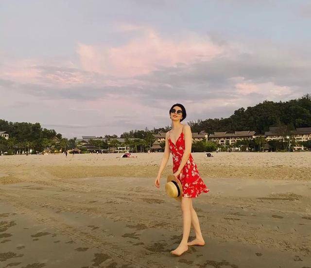 李亚鹏女友罕见露脸!穿衣打扮成"翻版"王菲?唱歌神态都一样!