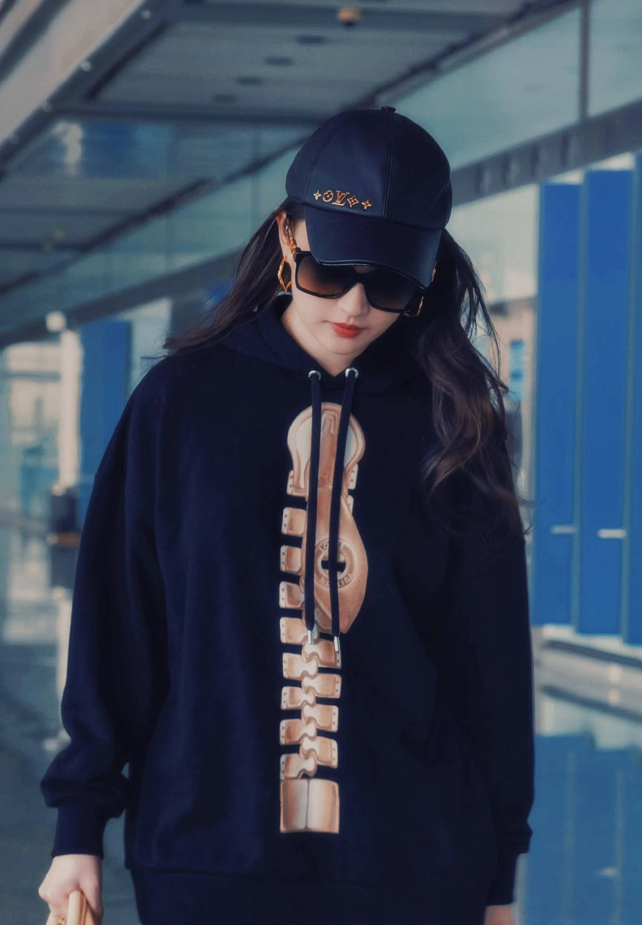 看了刘亦菲出发巴黎路透照,细心网友发现她变化好大_天仙_感觉_白美