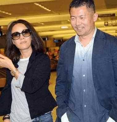 那英的老公也是一位厉害人物,经营着北京最资深名望很高的夜店,能在大