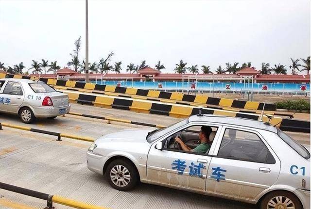 比如我國大陸的駕駛證放到臺灣,香港,澳門就不能使用.