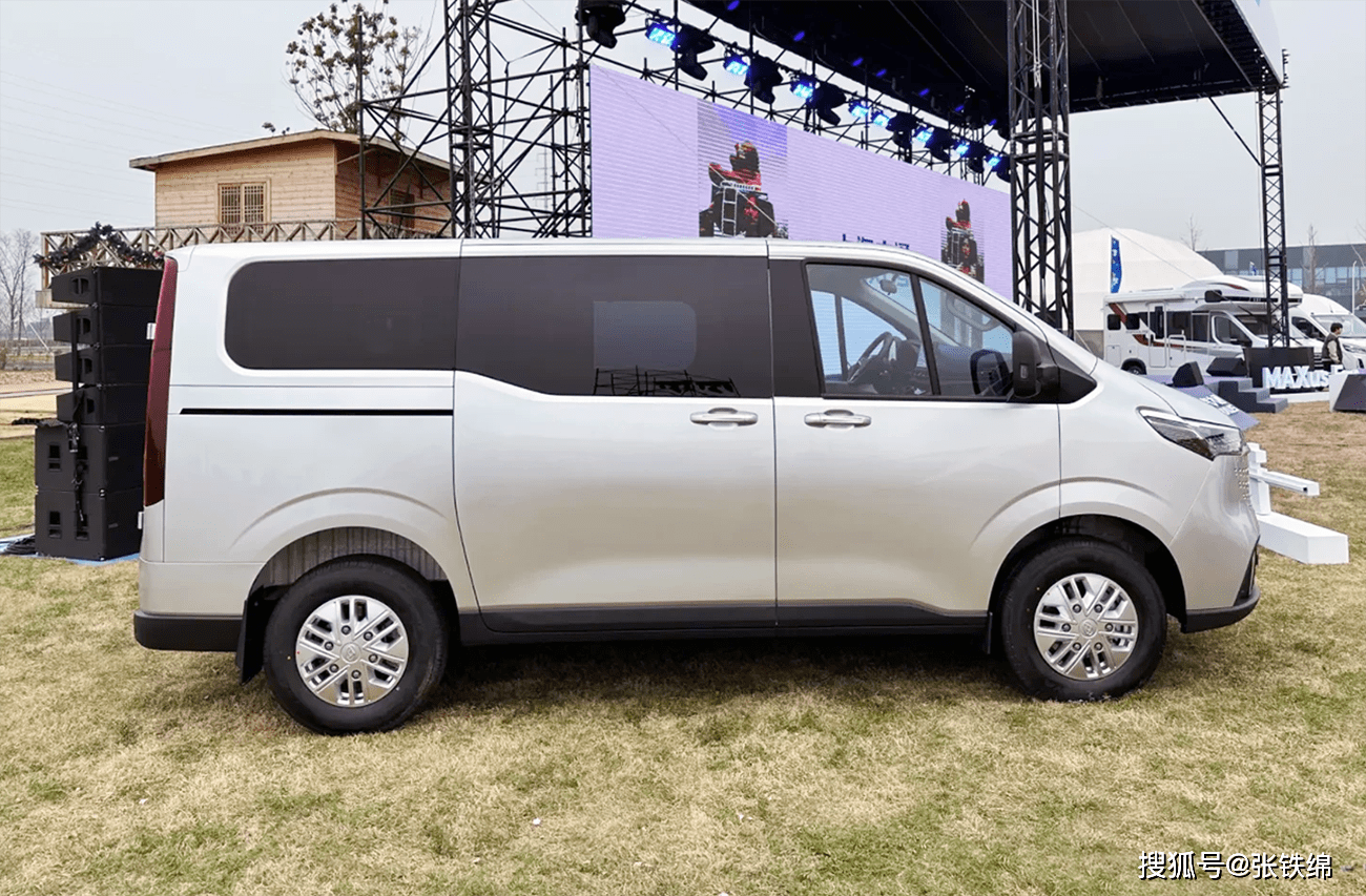 和此前大通旗下轻客车型单纯的字母加数字的命名不同,这辆全新的v70还