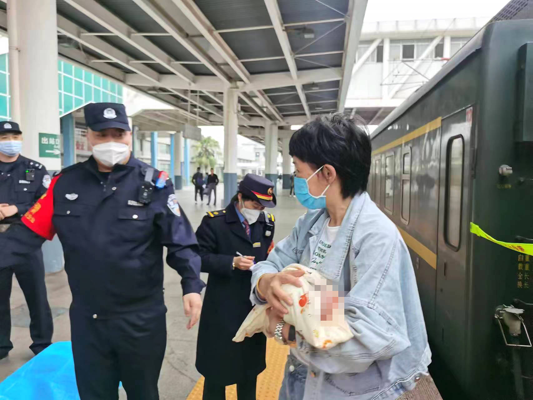 孕妇车上突然分娩 众人搭起"临时产房"_列车_旅客_赣州