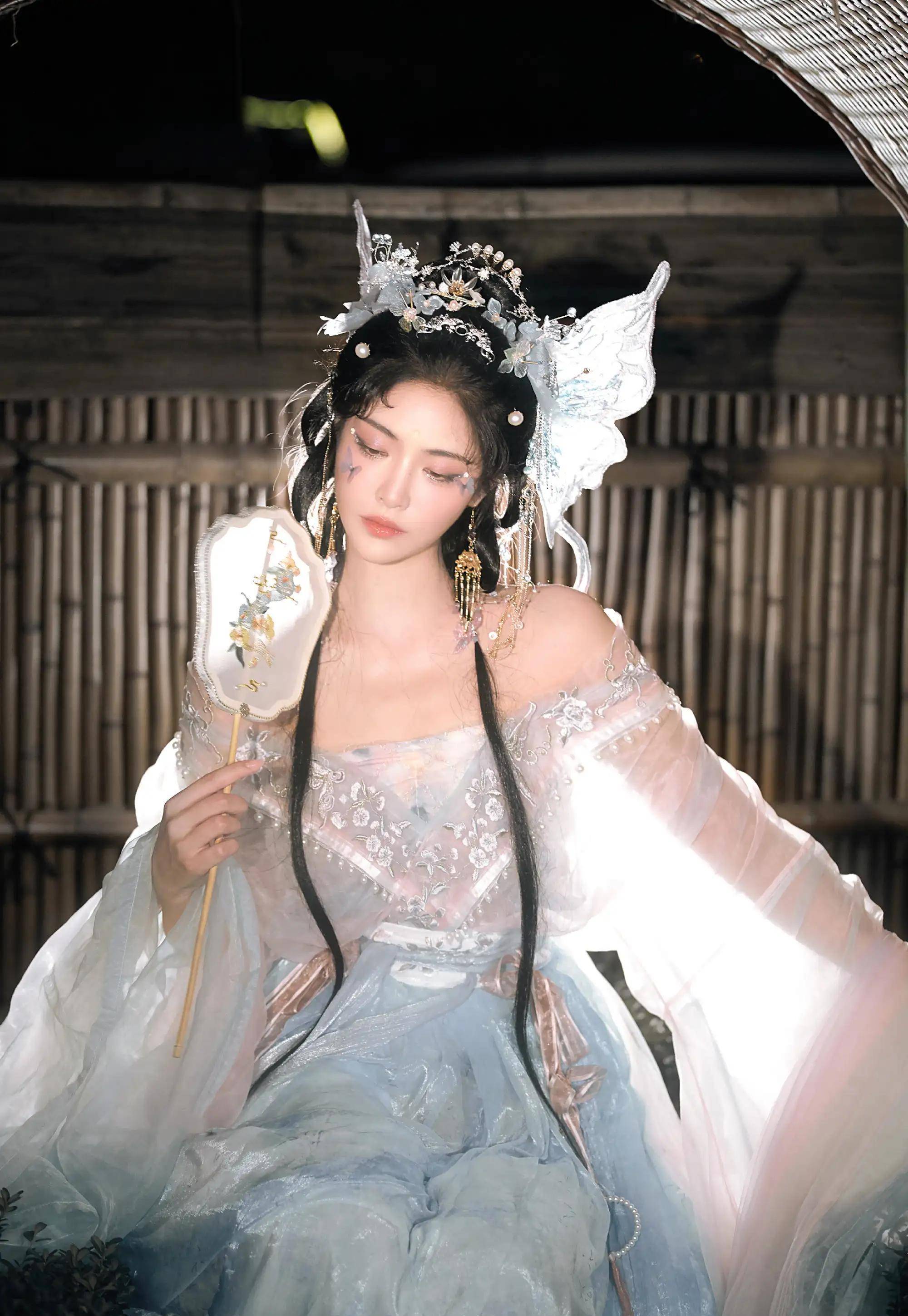 许佳琪最新古风写真 穿时尚纱裙香肩半露妖娆妩媚 时尚绝伦 又仙又妖