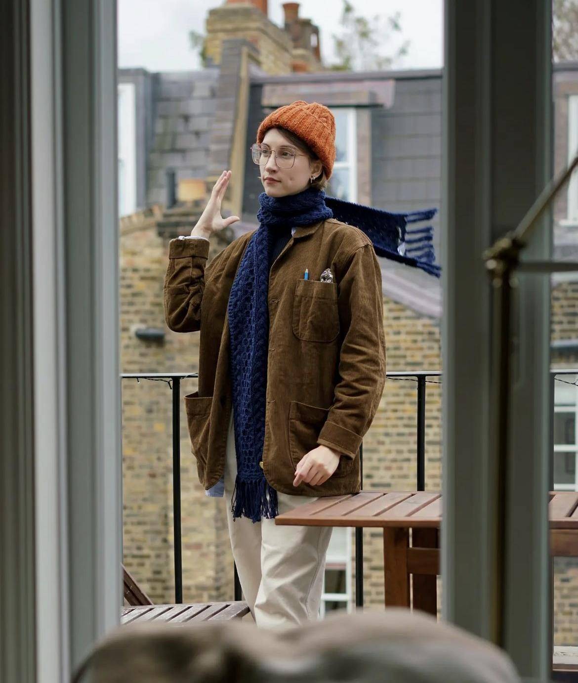 这个宝藏伦敦女孩,把英伦知识分子风穿得好美,成春日穿搭新灵感