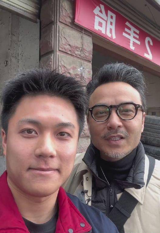 48岁汪涵与网红合拍,胡子白满脸皱纹,发际线后移尽显人生波动_李翼_杨