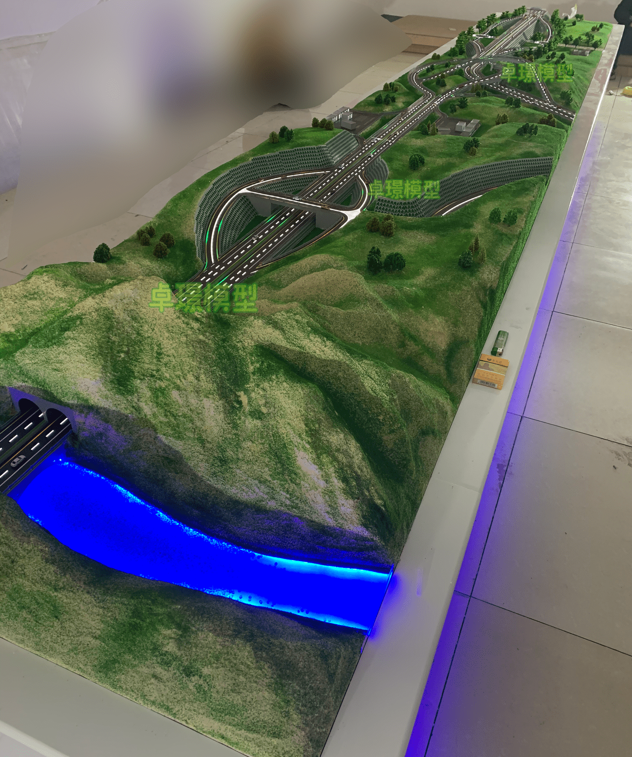 而另外一种常用的方法就是提高地形模型等高线,如果我们在制作高速