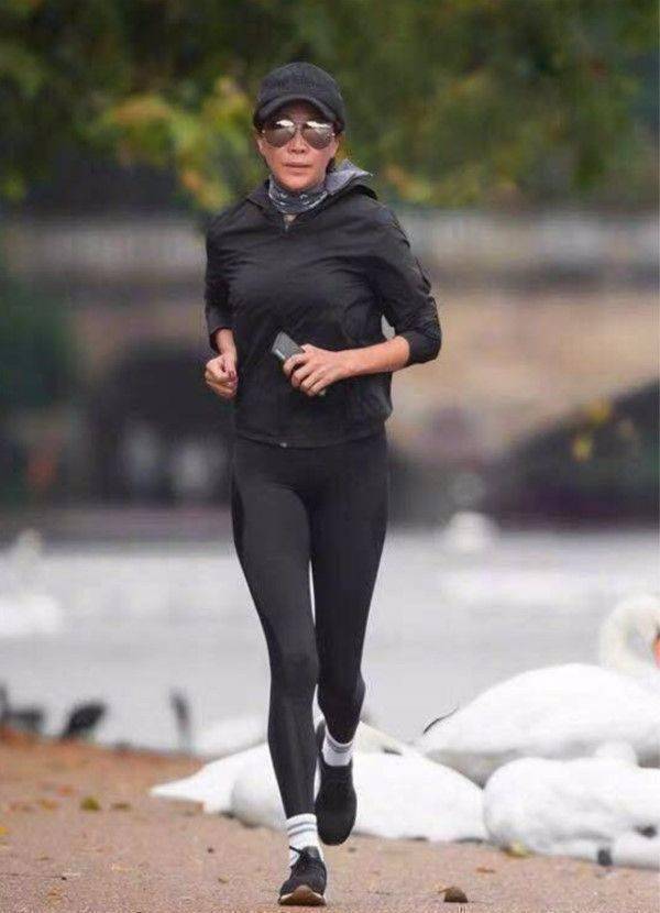 刘嘉玲素颜憔悴许多,穿的也很普通,真实一点不装!_衣服_牛仔裤_因为