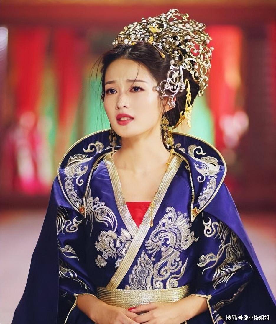 虽然没有继续唱戏,但是从小学习的昆曲技艺却一直在给李沁的演艺事业