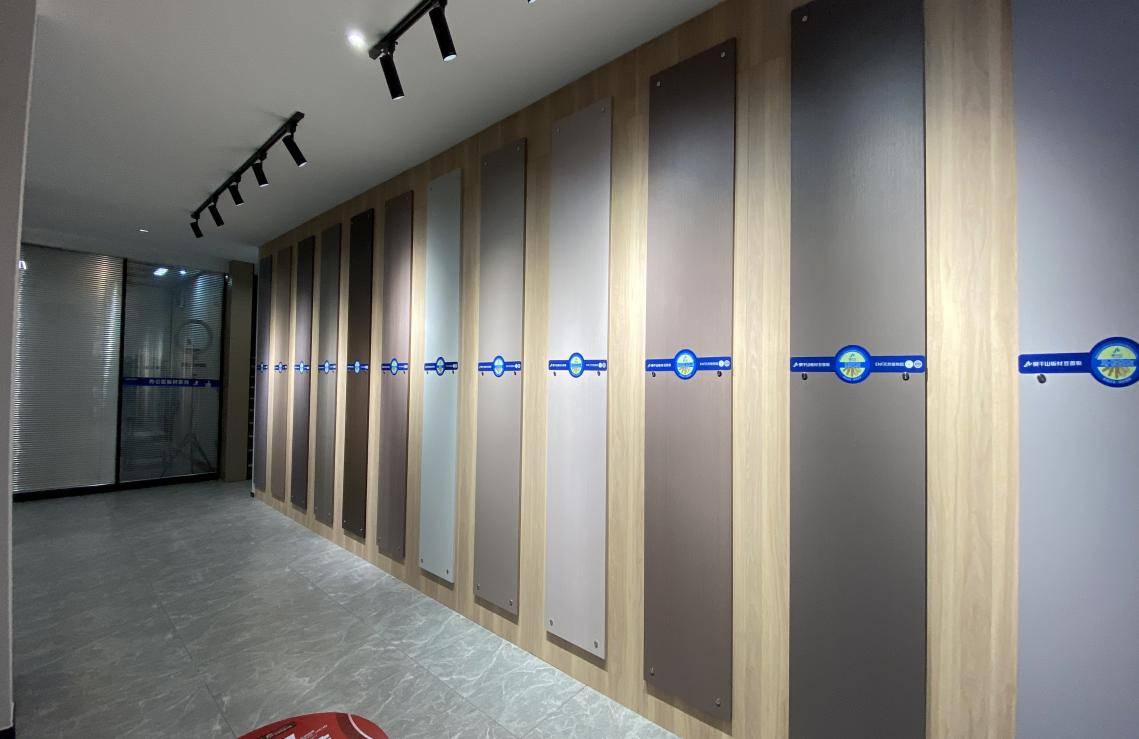 在大面积的板材陈列区中,莫干山生态板系列无疑是所有板材中销量之冠