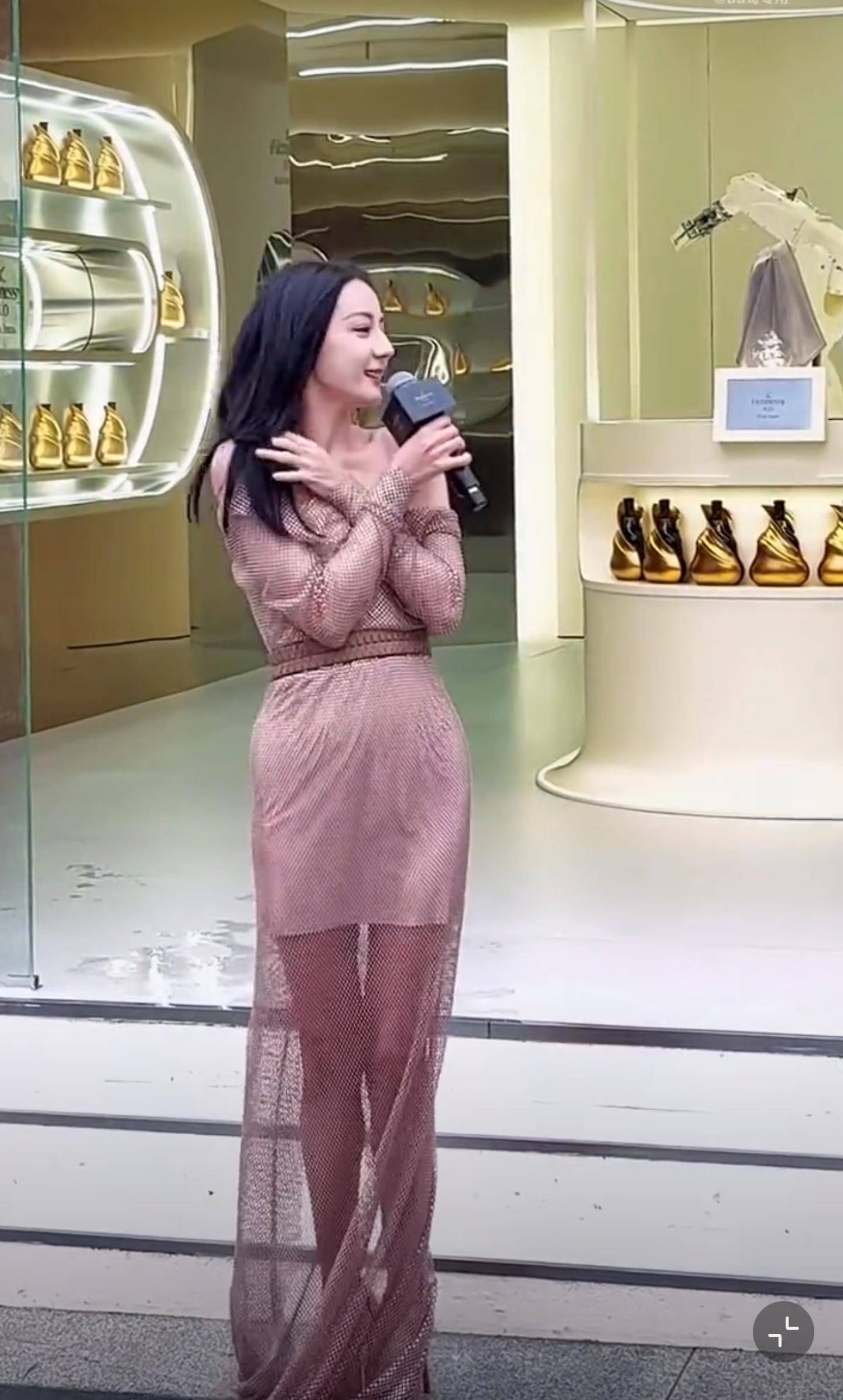 热巴室外出席活动被冻发抖,穿衣太少尺度大,领口滑落肩膀险走光_衣服