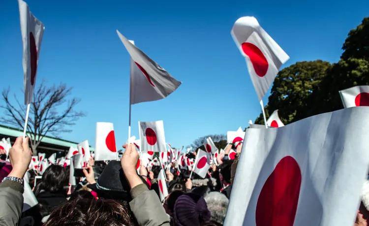 我国某明星曾穿着印有"旭日旗"的日本军旗装,到现在都是她抹不去的