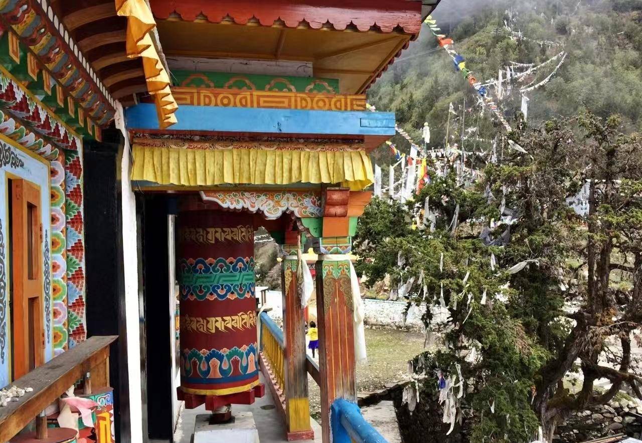 在西藏的达旺,仓央嘉措出生的小屋,仅一墙之隔,却收藏不少宝物_地区