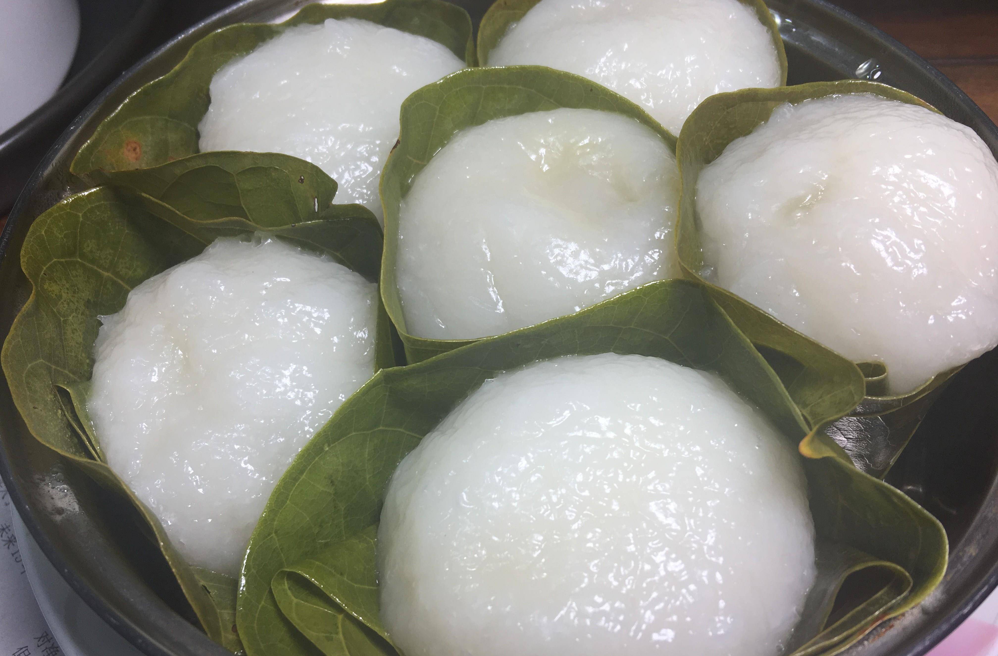 用粉团把馅包起来,再用树叶将粉团包裹蒸熟,这就是中山叶仔粉果_糖瓜