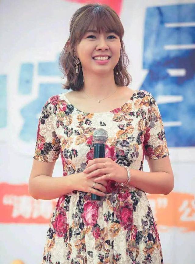 7岁那年,卓依婷被一家唱片公司选中,为她录制了童声合辑.