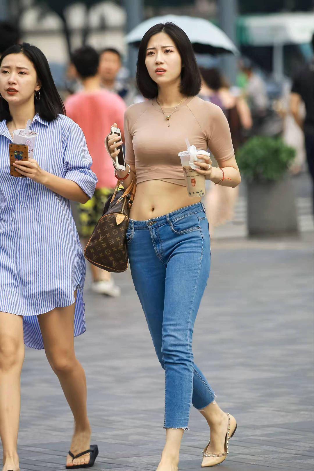 露脐衫配低腰牛仔裤,穿出小蛮腰的美,洋溢着青春与活力_美女_好身材