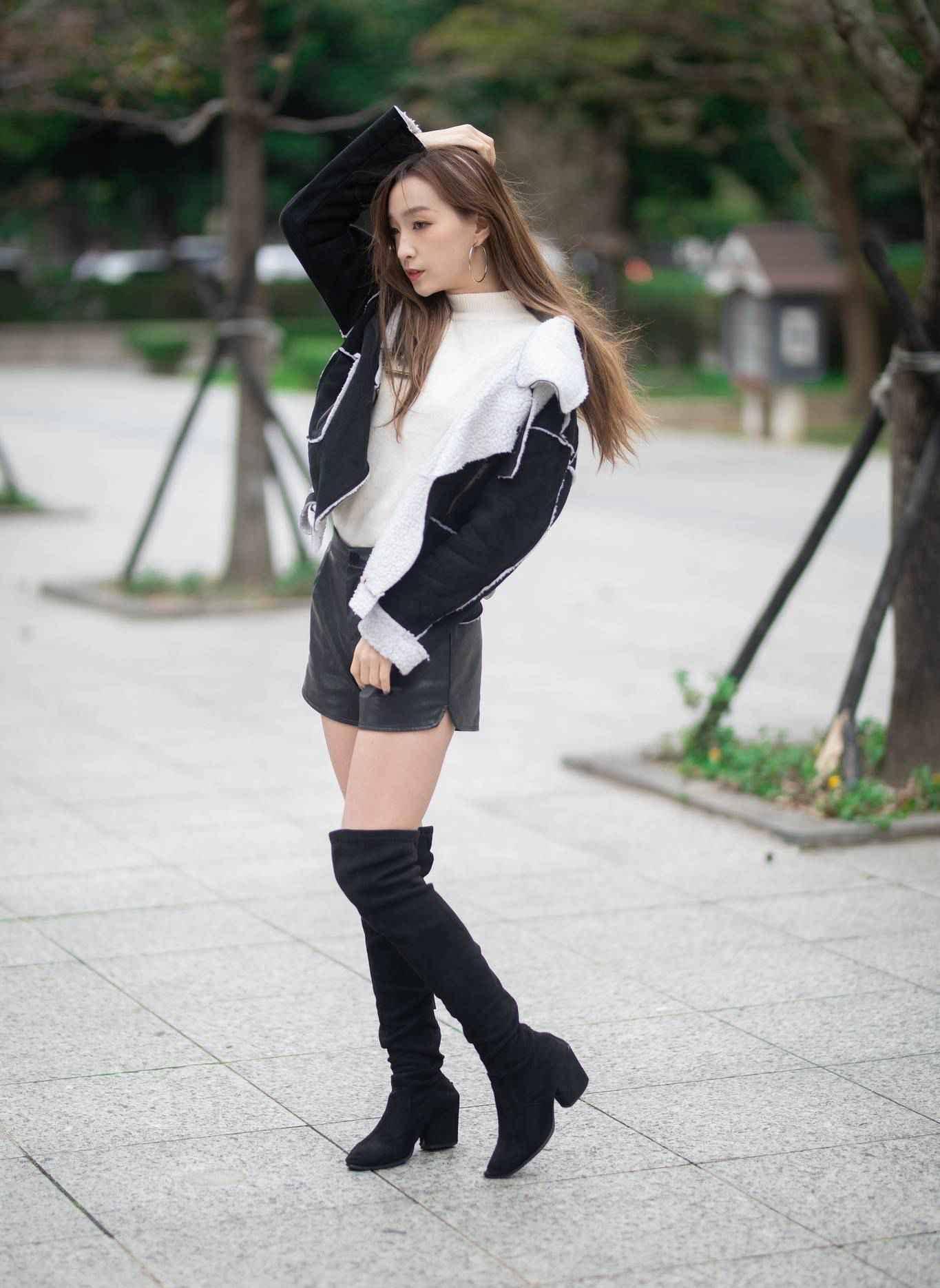 黑色皮短裤搭配高跟长靴完美收官,大长腿和苗条感觉都有了