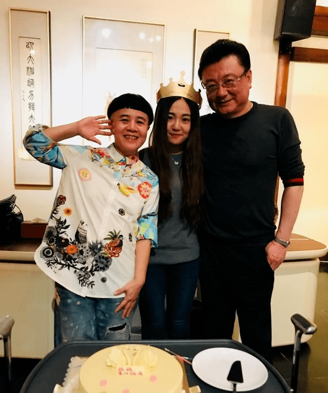王宁的妻子原来是她!56岁仍穿卡通衣服,23岁女儿长得真漂亮!