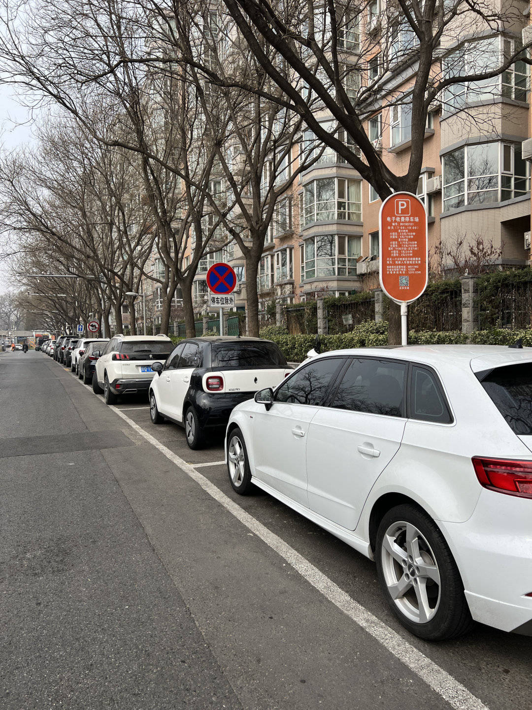 胡同里停车难又乱?这个街道出奇招