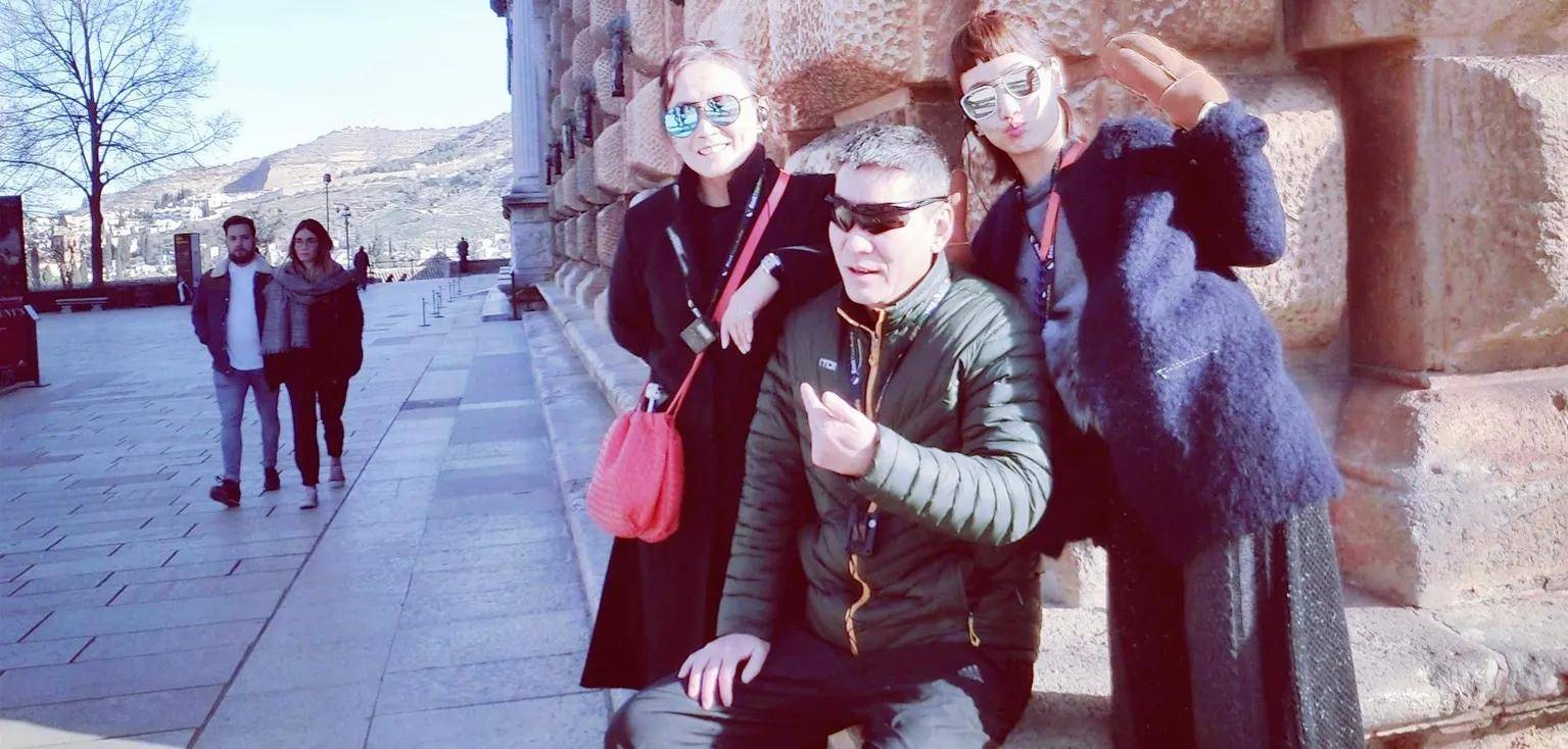 出生于北京的啜妮有着一对双双奔赴于表演前线的父母.