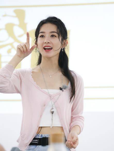 赵丽颖最新造型白t恤加牛仔裤,温柔可爱似女学生,这真的是当妈的人?