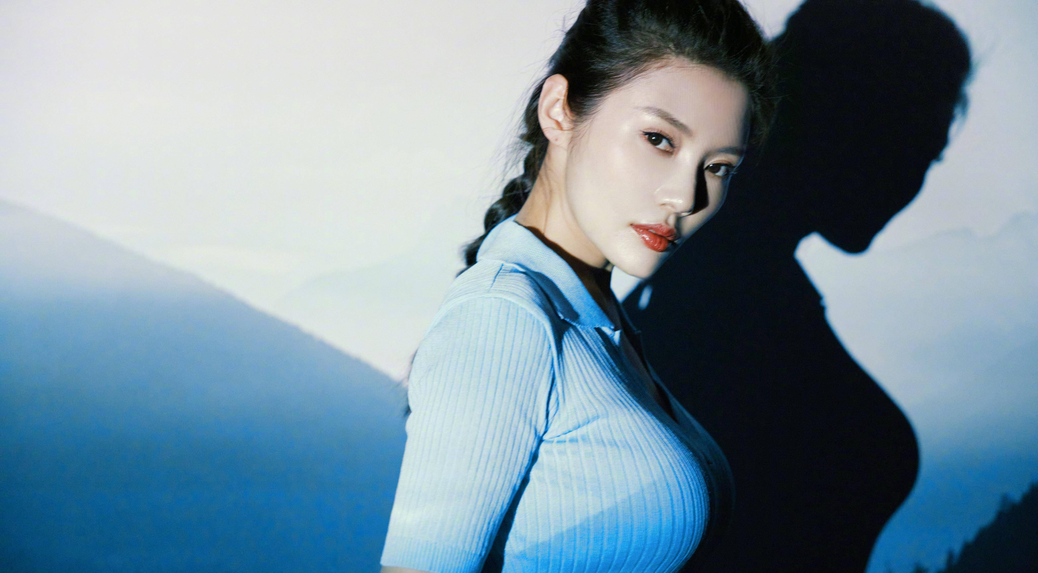 女明星在刚开始出道的时候,通过给自己设定人设,可以帮助大众快速记住