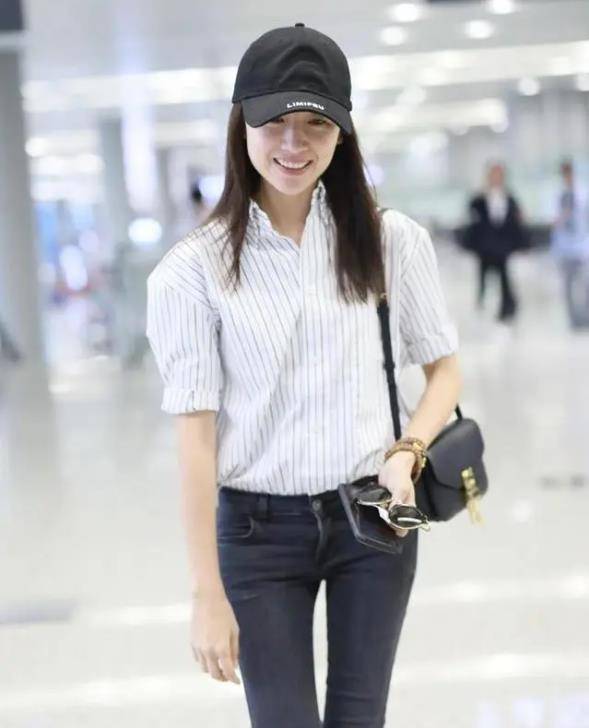 "小辣条"的紧身牛仔裤搭配病号衬衣,董洁女神大秀制服魅力!