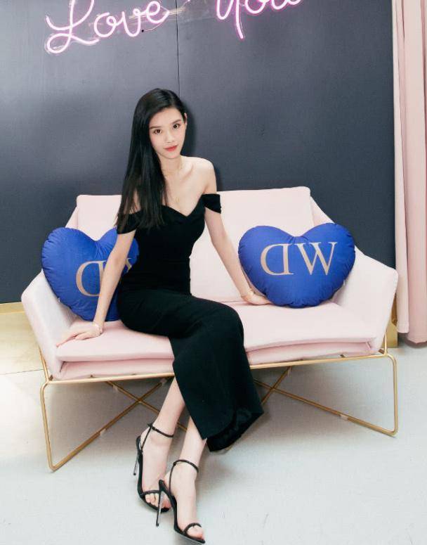 在这组图中,这件裙子和这双鞋子确实很美,但还是没有奚梦瑶本人美,奚