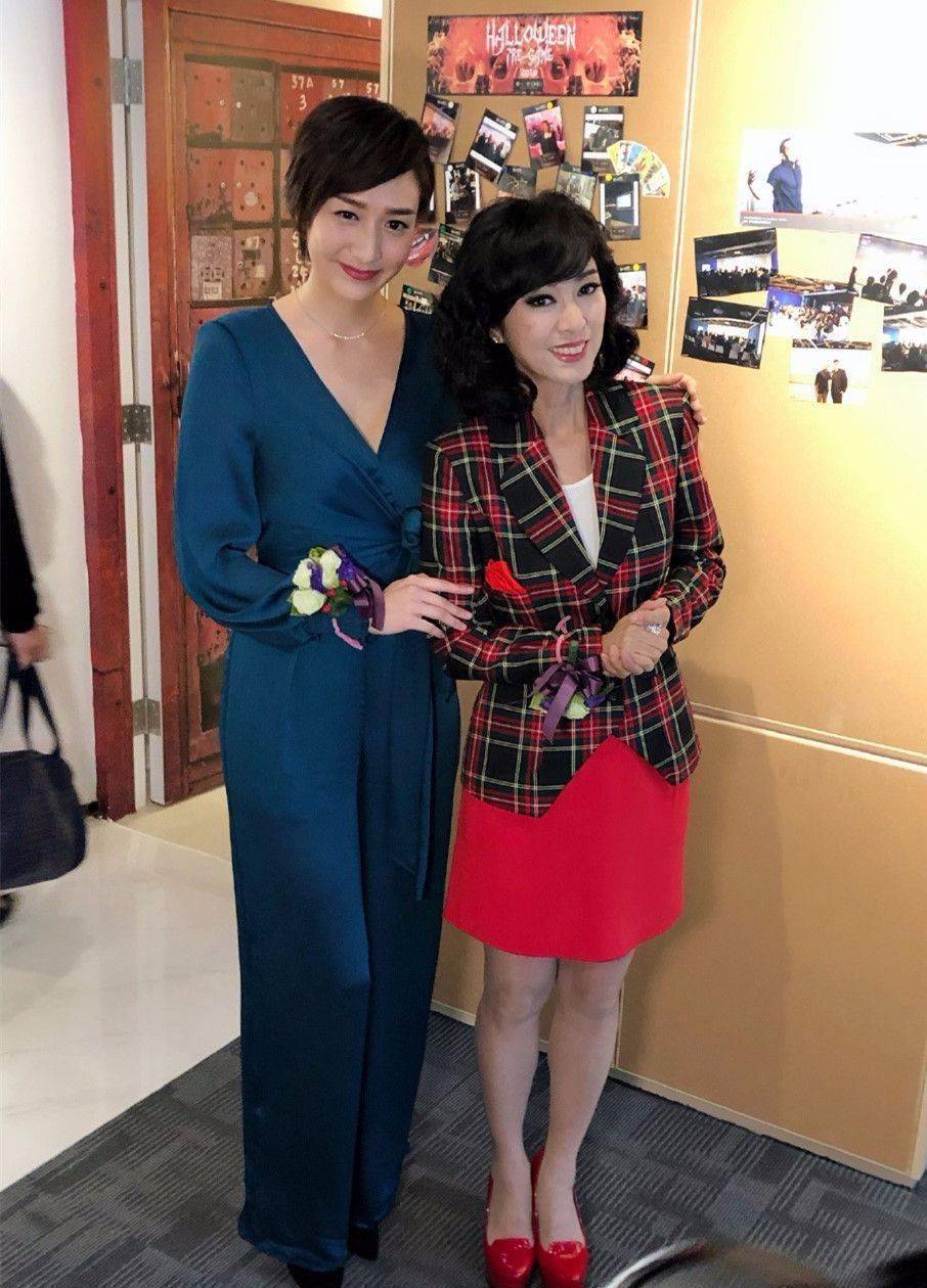 米雪三姐妹合影,离开了修图她老的最明显,但穿的是最年轻的!