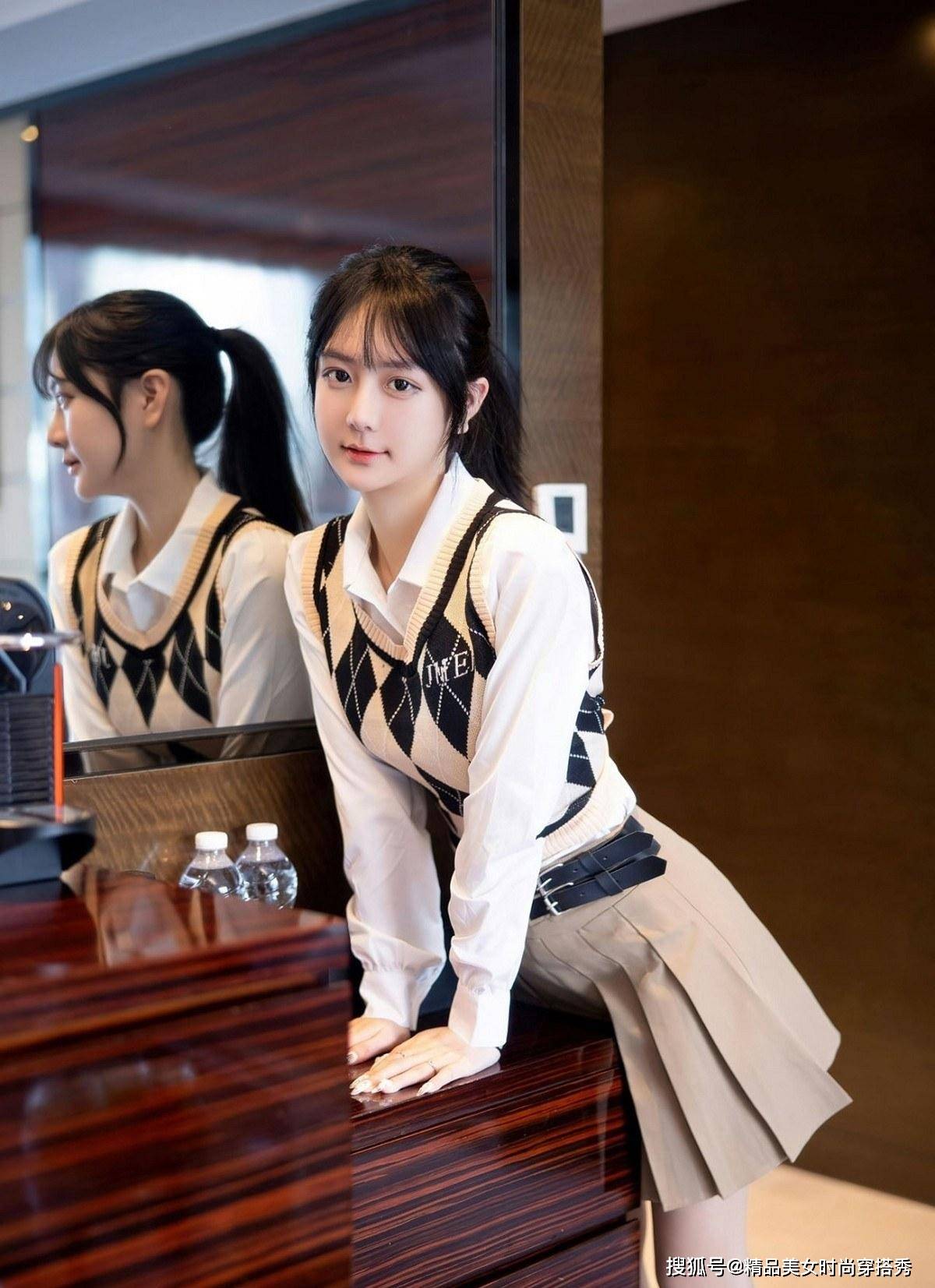 马尾少女减龄又活泼的学院风穿搭时髦又显气质,满满的青春活力