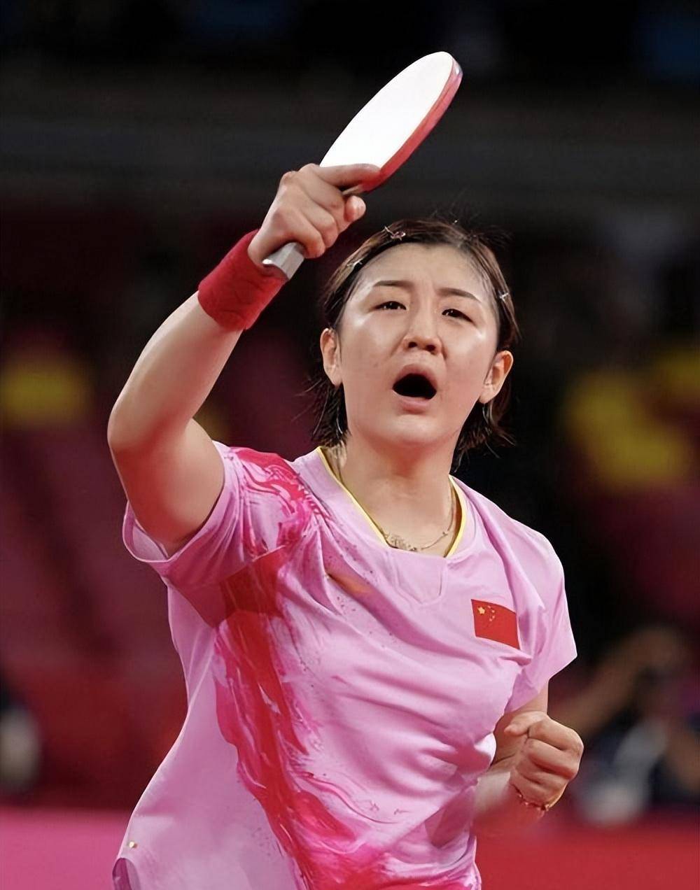 在之后的一次采访中,陈梦曾说起过这段经历:"当时家里就有乒乓球拍子