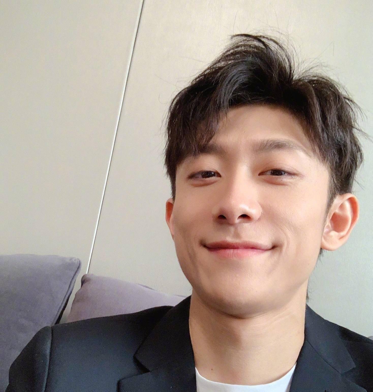 杨紫张一山参加同学聚会,女方眼眶发红似刚哭过,男方为避嫌合照都是分