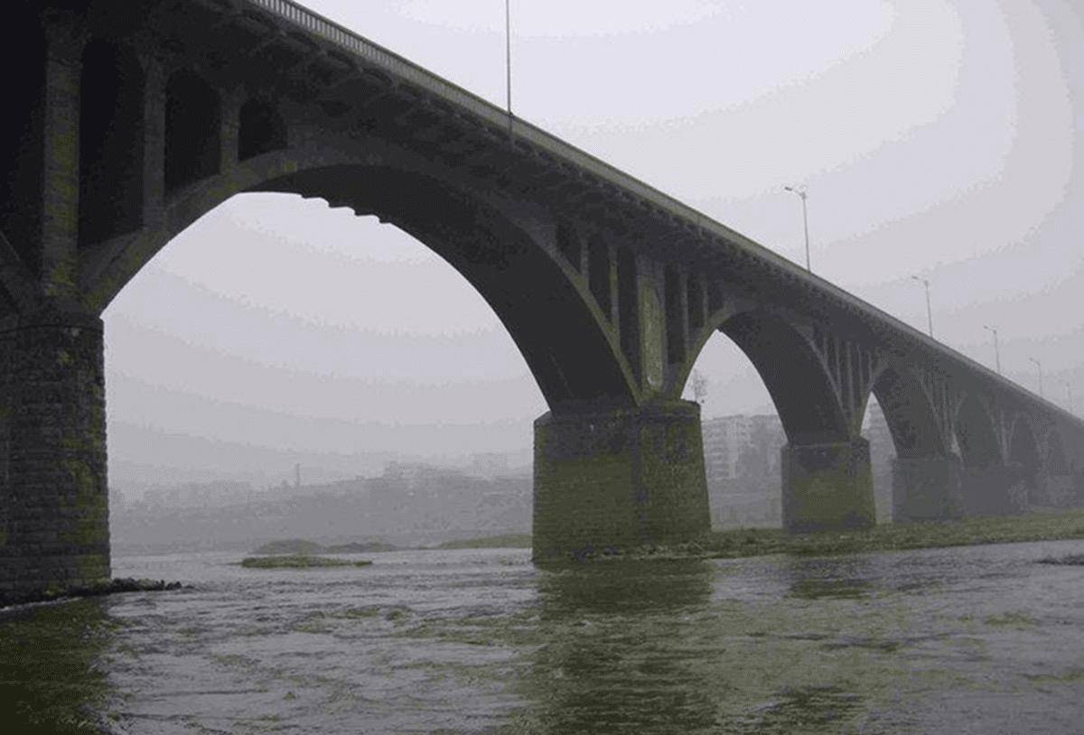 足够一次性就拆除完成,可是沱江大桥并没有因此倒下,桥的主体结构依旧