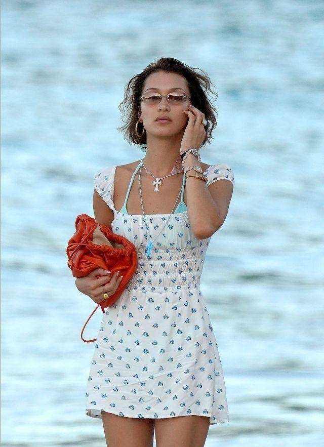 贝拉哈迪德海边穿波点裙美腿,蓝色泳衣显瘦却又不会太显瘦_拉·哈迪德