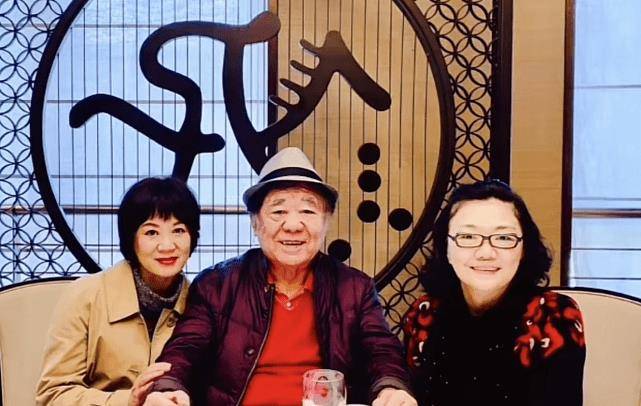 金铁霖病逝,学生晒他与小18岁妻子最后合影,两人面露笑容好恩爱