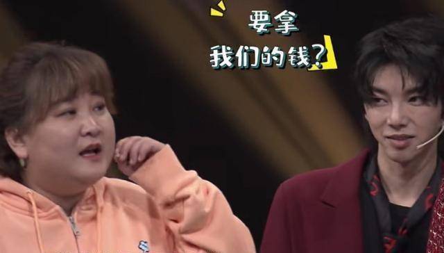 原创贾玲当众摸华晨宇腹肌,男方动作表明态度,关晓彤看热闹不嫌事大