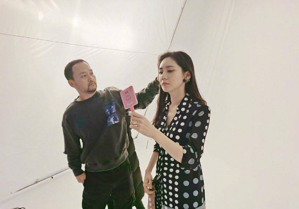 秋瓷炫野外"透气",卫衣配百褶裙穿得简单,裹上围巾却美回初恋_身材