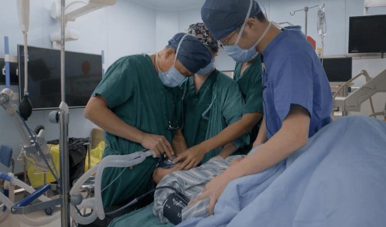 为活命取出腿骨打磨,切掉肿瘤再缝回去,11岁骨瘤孩子痛不欲生_王松茗