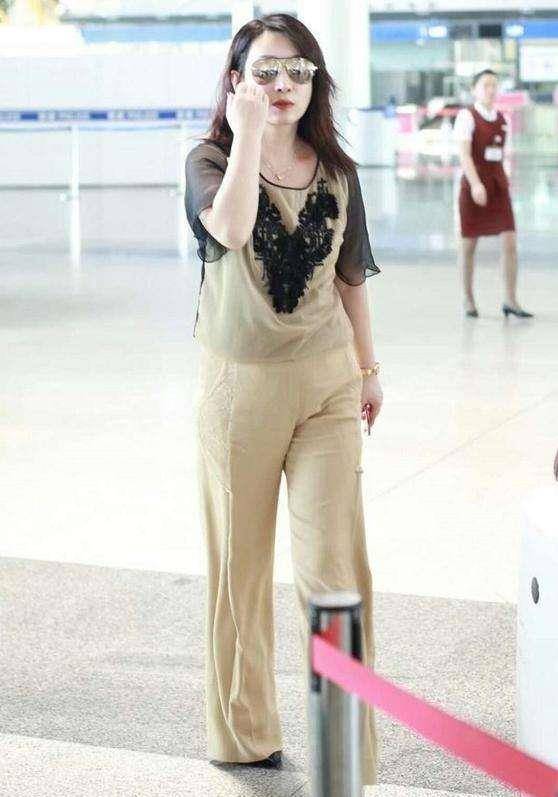 秦海璐脸上油腻泛光,还发福成水桶腰,驼背站着俨然一个老阿姨!