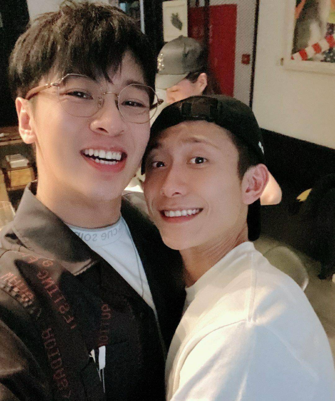 杨紫张一山参加同学聚会,女方眼眶发红似刚哭过,男方为避嫌合照都是分