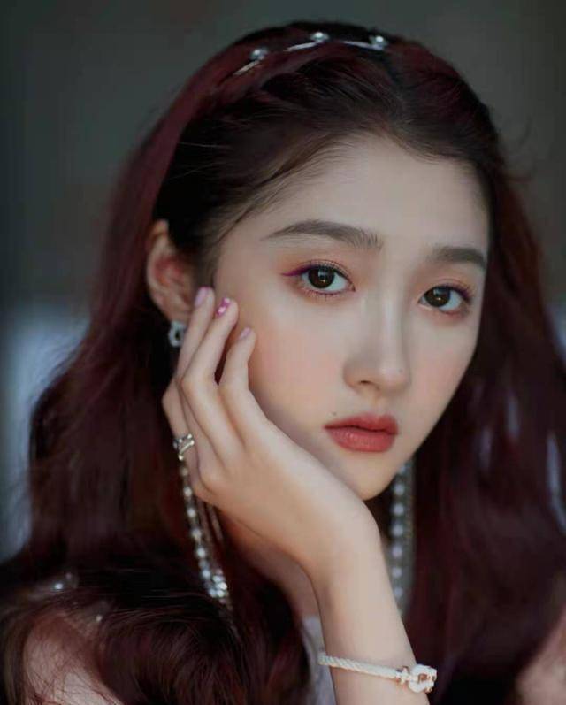 24岁关晓彤红发唱歌,超短裙黑靴好惹火,舞台魔鬼特效太逗了_红色_网友