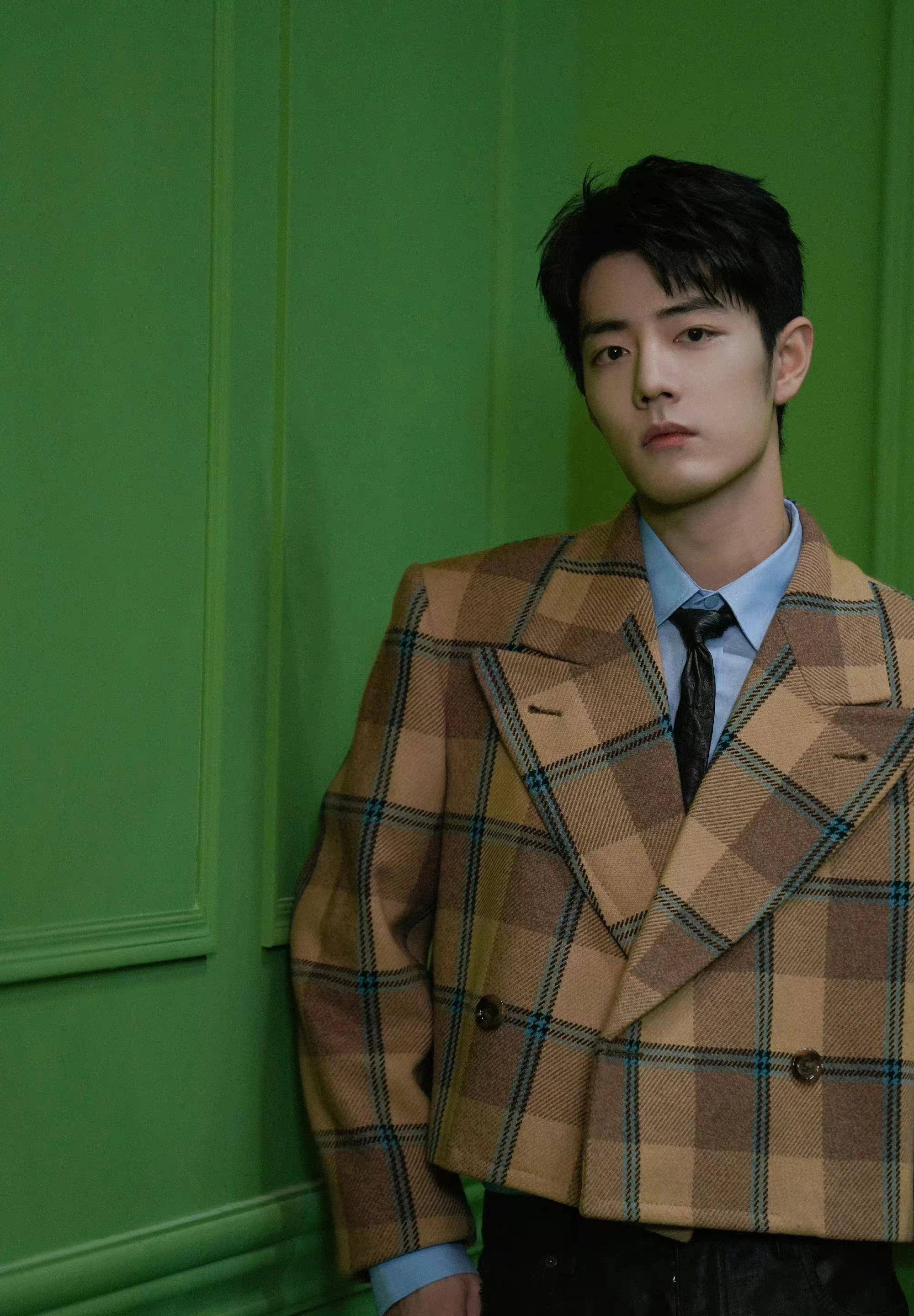 肖战工作花絮照太帅了,穿短款格子外套搭直筒裤,复古又时尚!