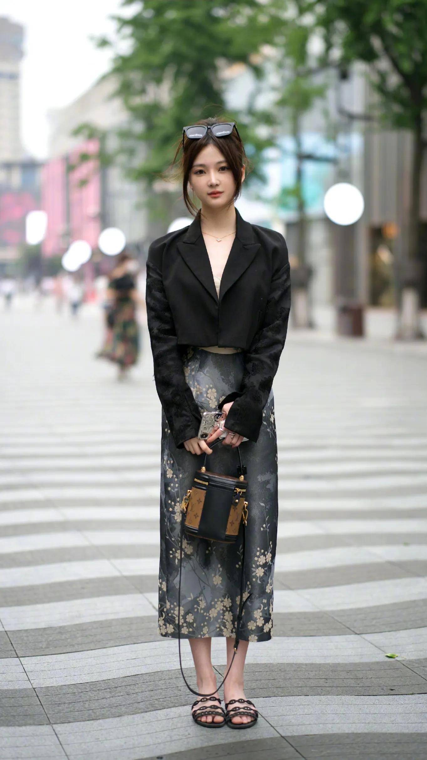 ①小苏貌似很少在街拍里为一个品牌的包打call,不过