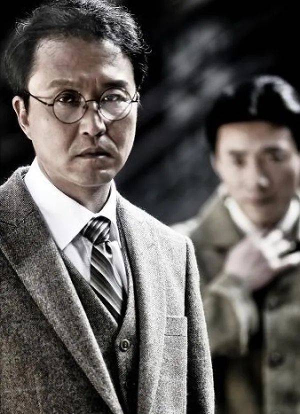 吴刚《潜伏》饰 陆桥山有人说是电影《风声》中的六爷,他在极短的