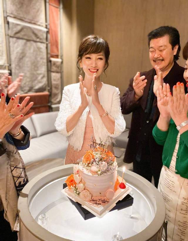 赵雅芝庆祝66岁生日,与老公全程偎依恩爱,自称见钱眼开笑容甜_黄锦燊