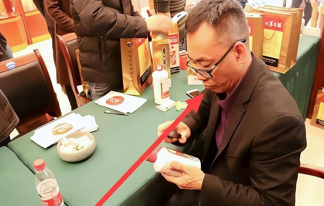 一男子用100枚铜钱换8瓶茅台,专家验罢惊呼安享晚年吧_谢先生_谢大爷